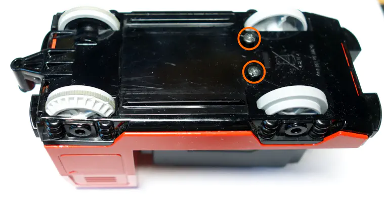 Locomotive Lego Duplo vue de dessous avec indication des vis à démonter pour enlever le capot de piles