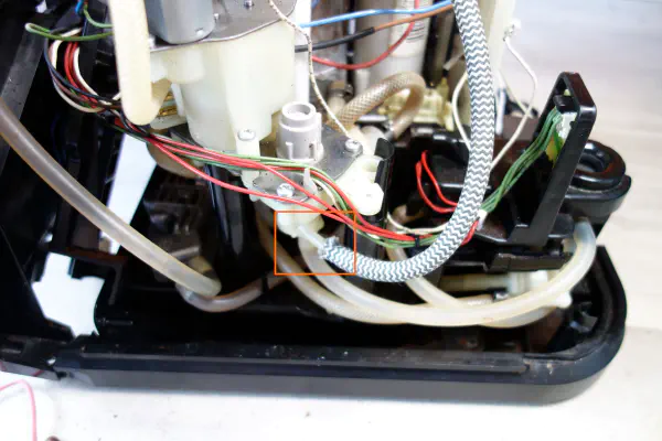 Machine à café automatique expresso Krups EA8800 déconnexion du tuyau du piston