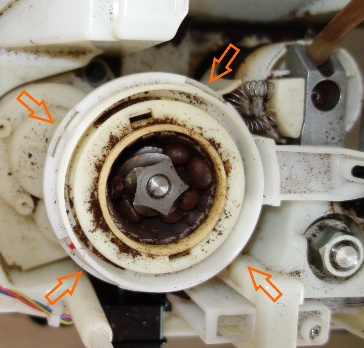 Étape 5b : Démonter la couronne en écartant délicatement les clips